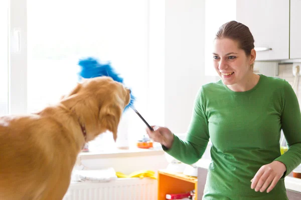 Chica feliz jugando con el perro — Foto de Stock