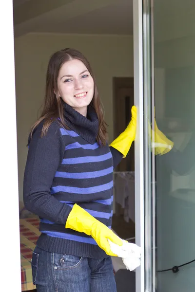 Hübsche Hausmädchen waschen Fenster — Stockfoto