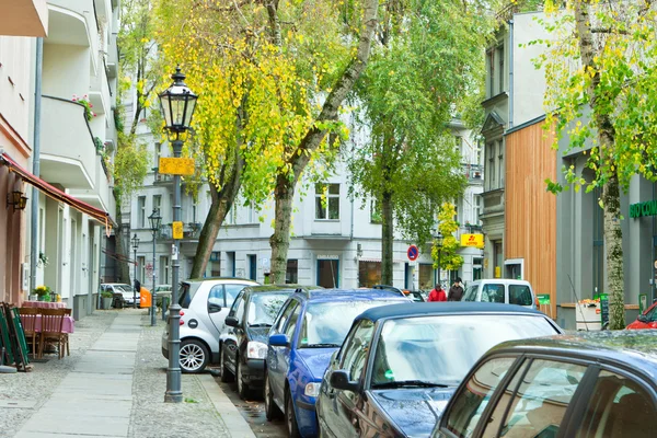 Toda la calle de la ciudad con coches aparcados, Berlín — Foto de Stock