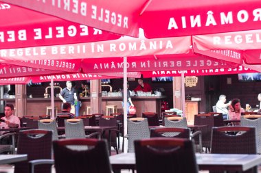 insanlar, ursus breweries restauran kırmızı şemsiye altında rahatlatıcı