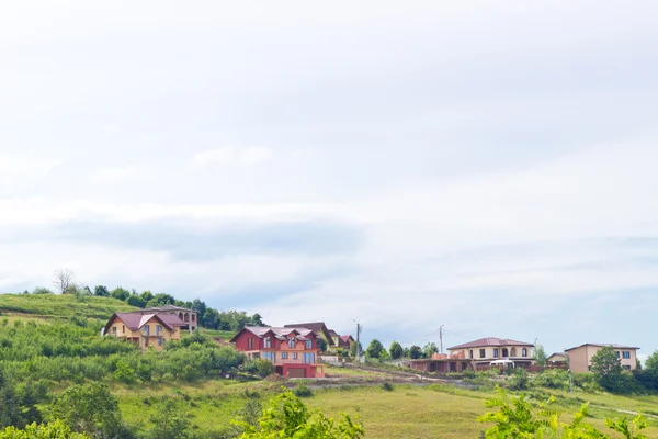 Campo cottadges hasta la colina — Foto de Stock