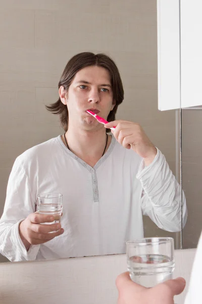 Jonge man tanden schoonmaken — Stockfoto