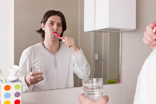 Giovane uomo pulizia dei denti — Foto Stock
