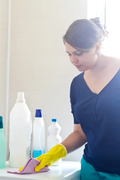 Young girl cleaning in bathroom — Stock Photo, Image