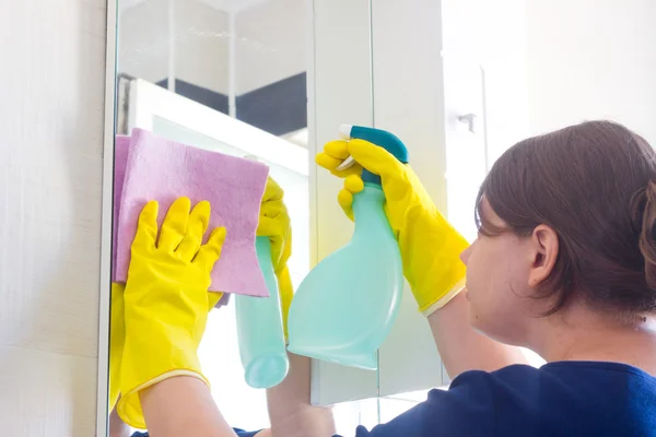 Young girl cleaning in bathroom — Stock Photo, Image