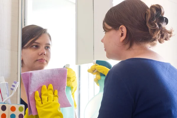 Young girl cleaning in bathroom — Stock Photo, Image