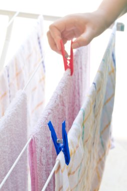 genç kız bezler clothesline üzerinde asılı