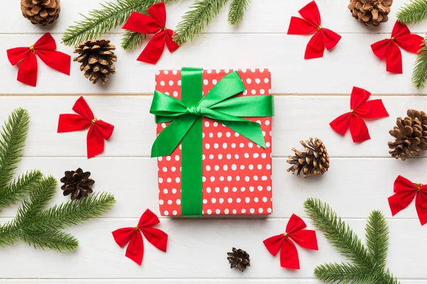 Composição Natal Caixa Presentes Com Decorações Ano Novo Fundo Colorido — Fotografia de Stock
