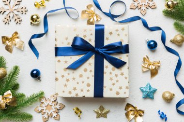 Noel kompozisyonu. Renkli arka planda yeni yıl süslemeleri olan hediye kutusu. Noel, kış, yeni yıl konsepti. Düz konum, üst görünüm, kopyalama alanı.