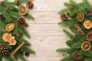 Noel arkaplanı, köknar dalları ve Noel süslemeleri. Üst görünüm, metin için boşluk kopyala.