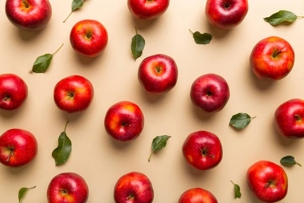 Viele Rote Äpfel Auf Farbigem Hintergrund Draufsicht Herbstliches Muster Mit — Stockfoto