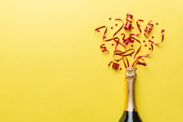 Творческая Плоская Композиция Бутылкой Шампанского Местом Текста Цветном Фоне Бутылка — стоковое фото