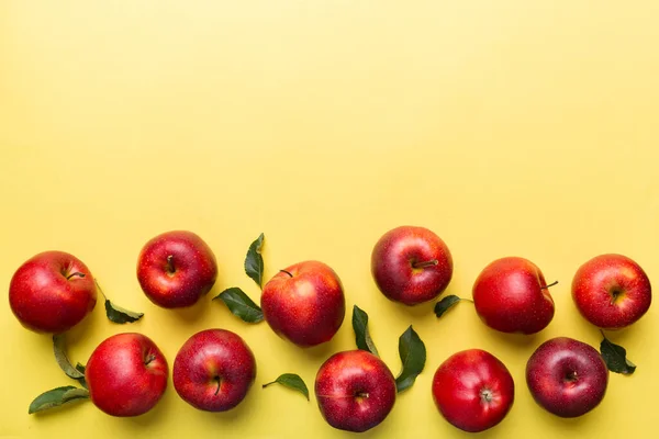 Viele Rote Äpfel Auf Farbigem Hintergrund Draufsicht Herbstmuster Mit Frischem — Stockfoto