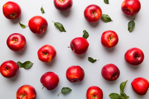 Viele Rote Äpfel Auf Farbigem Hintergrund Draufsicht Herbstliches Muster Mit — Stockfoto