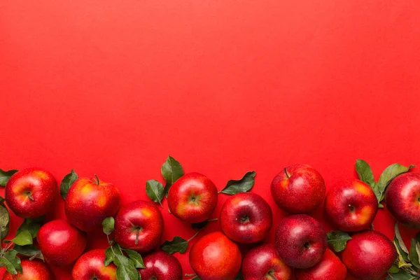Πολλά Κόκκινα Μήλα Χρωματιστό Φόντο Πάνω Όψη Φθινόπωρο Μοτίβο Φρέσκο — Φωτογραφία Αρχείου