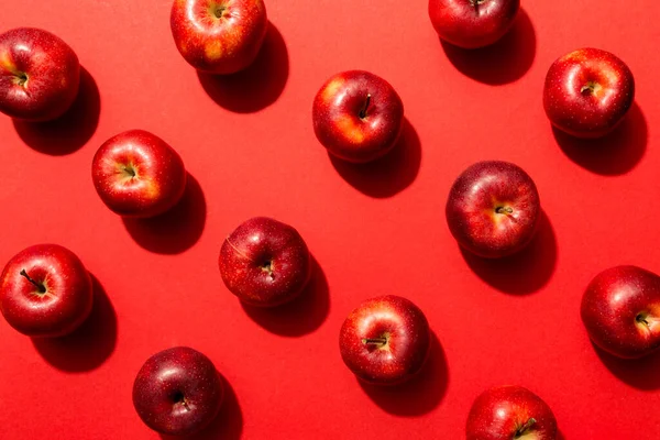 Viele Rote Äpfel Auf Farbigem Hintergrund Draufsicht Herbstliches Muster Mit — Stockfoto