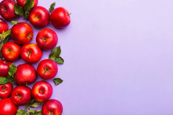 Viele Rote Äpfel Auf Farbigem Hintergrund Draufsicht Herbstmuster Mit Frischem — Stockfoto