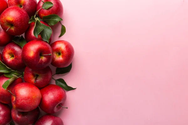 Renkli Arka Planda Bir Sürü Kırmızı Elma Üst Manzara Tasarım — Stok fotoğraf
