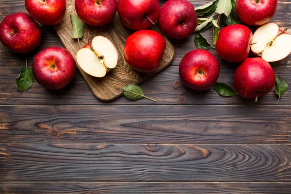Frische Rote Äpfel Mit Grünen Blättern Auf Dem Tisch Schneidebrett — Stockfoto