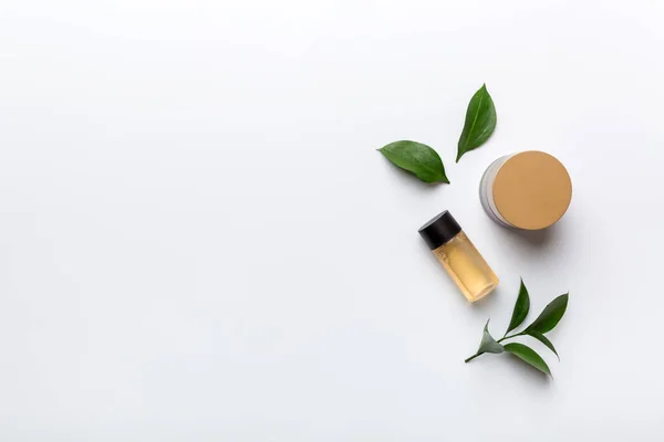 Organické Kosmetické Výrobky Zelenými Listy Bílém Pozadí Kopírovat Prostor Byt — Stock fotografie
