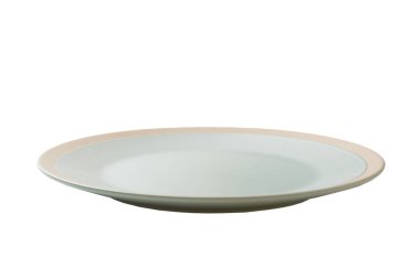 Beyaz zemin üzerinde izole edilmiş mavi seramik yuvarlak tabak. perspektif görünümü.