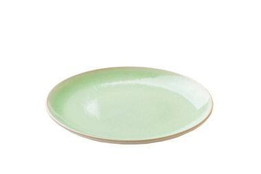 Beyaz zemin üzerinde yeşil seramik yuvarlak tabak izole. perspektif görünümü.