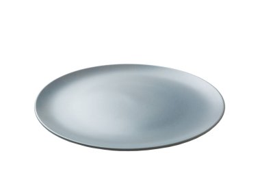 Beyaz zemin üzerinde izole edilmiş mavi seramik yuvarlak tabak. perspektif görünümü.