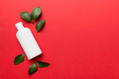 Renkli yeşil yapraklı organik kozmetik ürünler. Uzayı kopyala, düz yat.