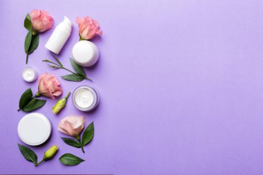 Kozmetik ürünleri ve ahşap arka planda güzel güller olan kompozisyon. Uzayı kopyala, düz yat.