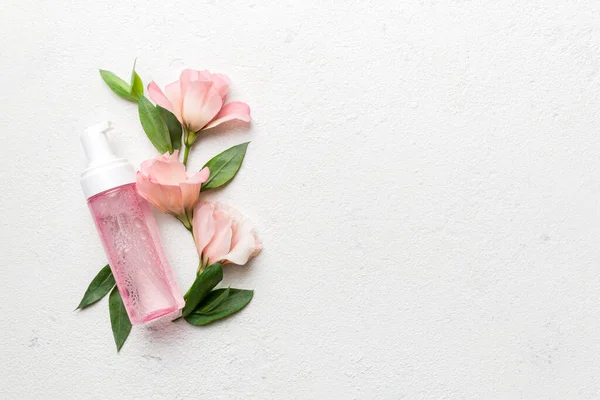 Összetétel Kozmetikai Termékekkel Gyönyörű Rózsákkal Cement Alapon Fénymásoló Lapos Fekvésű — Stock Fotó