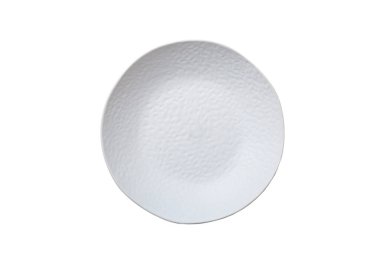 Beyaz arka planda izole edilmiş beyaz seramik yuvarlak tabak. Üst görünüm.