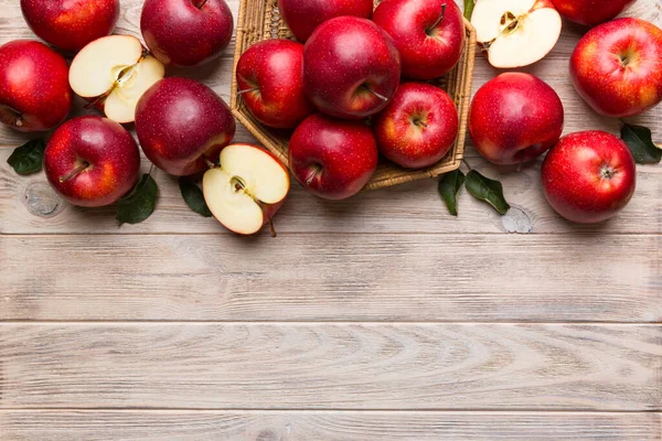 Manzanas Rojas Frescas Con Hojas Verdes Sobre Una Mesa Madera —  Fotos de Stock