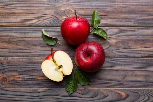 Frische Rote Äpfel Mit Grünen Blättern Auf Dem Holztisch Auf — Stockfoto