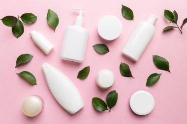 Renkli yeşil yapraklı organik kozmetik ürünler. Düz yatıyordu.