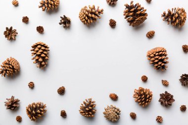 Renkli arka planda minimum yaratıcı koni çerçeve düzenleme şablonu. Düz yatış, üst manzara. Kopya alanı olan noel arkaplanı.