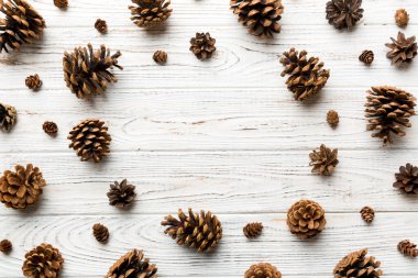 Renkli arka planda minimum yaratıcı koni çerçeve düzenleme şablonu. Düz yatış, üst manzara. Kopya alanı olan noel arkaplanı.