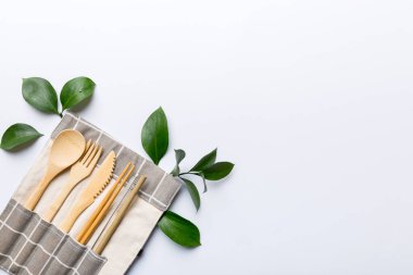 Renkli arka planda mutfak gereçleri olan geri dönüşümlü çevre dostu beyaz eko çanta. Sıfır atık kavramı.