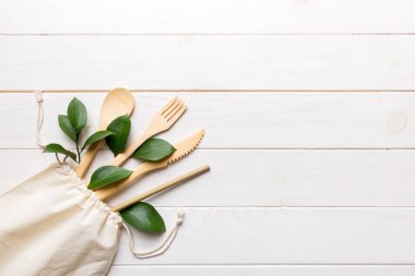 Renkli arka planda mutfak gereçleri olan geri dönüşümlü çevre dostu beyaz eko çanta. Sıfır atık kavramı.