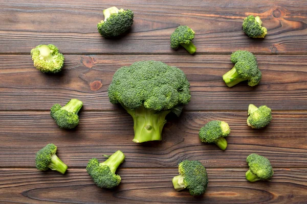 Hijau Segar Brokoli Latar Belakang Menutup Atas Meja Berwarna Sayuran — Stok Foto