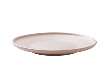 Pembe seramik yuvarlak tabak beyaz arka planda izole edilmiş. perspektif görünümü.