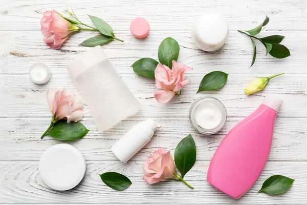 Összetétel Kozmetikai Termékekkel Gyönyörű Rózsákkal Alapon Lapos Fektetés — Stock Fotó