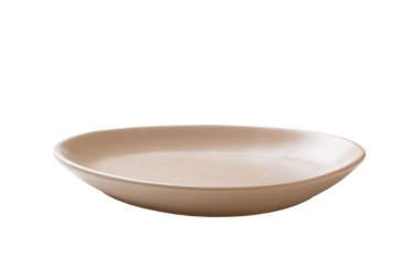 Beyaz arka planda izole edilmiş sütlü seramik yuvarlak tabak. perspektif görünümü.