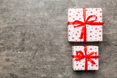 Sevgililer Günü kompozisyonu: Yay ve kalple kırmızı hediye kutusu. Noel hediyesi. Yukarıdan bak. Mesaj için yer var. Holday tebrik kartı.