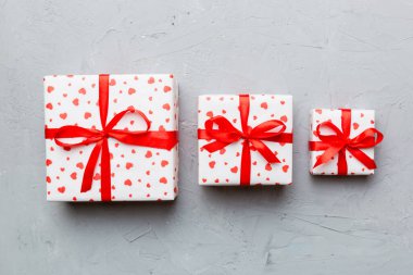 Sevgililer Günü kompozisyonu: Kırmızı hediye kutusu ve kalp. Noel hediyesi. Yukarıdan bak. Holday tebrik kartı.