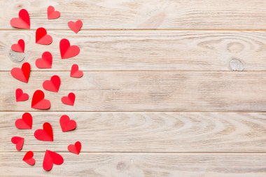 Kırmızı kalplerle sevgililer günü arkaplanı, kopyalama alanı ile üstten görünüm.
