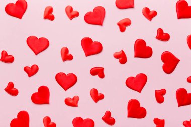 Kırmızı kalplerle sevgililer günü arkaplanı, kopyalama alanı ile üstten görünüm.