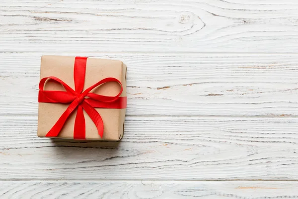 情人节作品集 红色礼品盒 有弓形和心形图案 圣诞礼物从上面看文字空间 贺日贺卡 — 图库照片