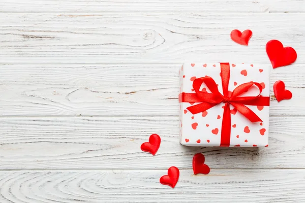 バレンタインデーの組成 弓と心を持つ赤いギフトボックス クリスマスプレゼント 上からの眺め テキスト用のスペース ホリデーグリーティングカード — ストック写真