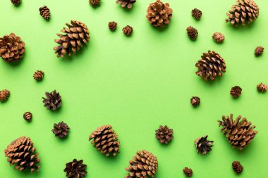 Renkli arka planda minimum yaratıcı koni çerçeve düzenleme şablonu. Düz yatış, üst manzara. Kopya alanı olan noel arkaplanı.