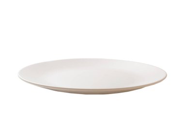 Beyaz arka planda izole edilmiş beyaz seramik yuvarlak tabak. perspektif görünümü.